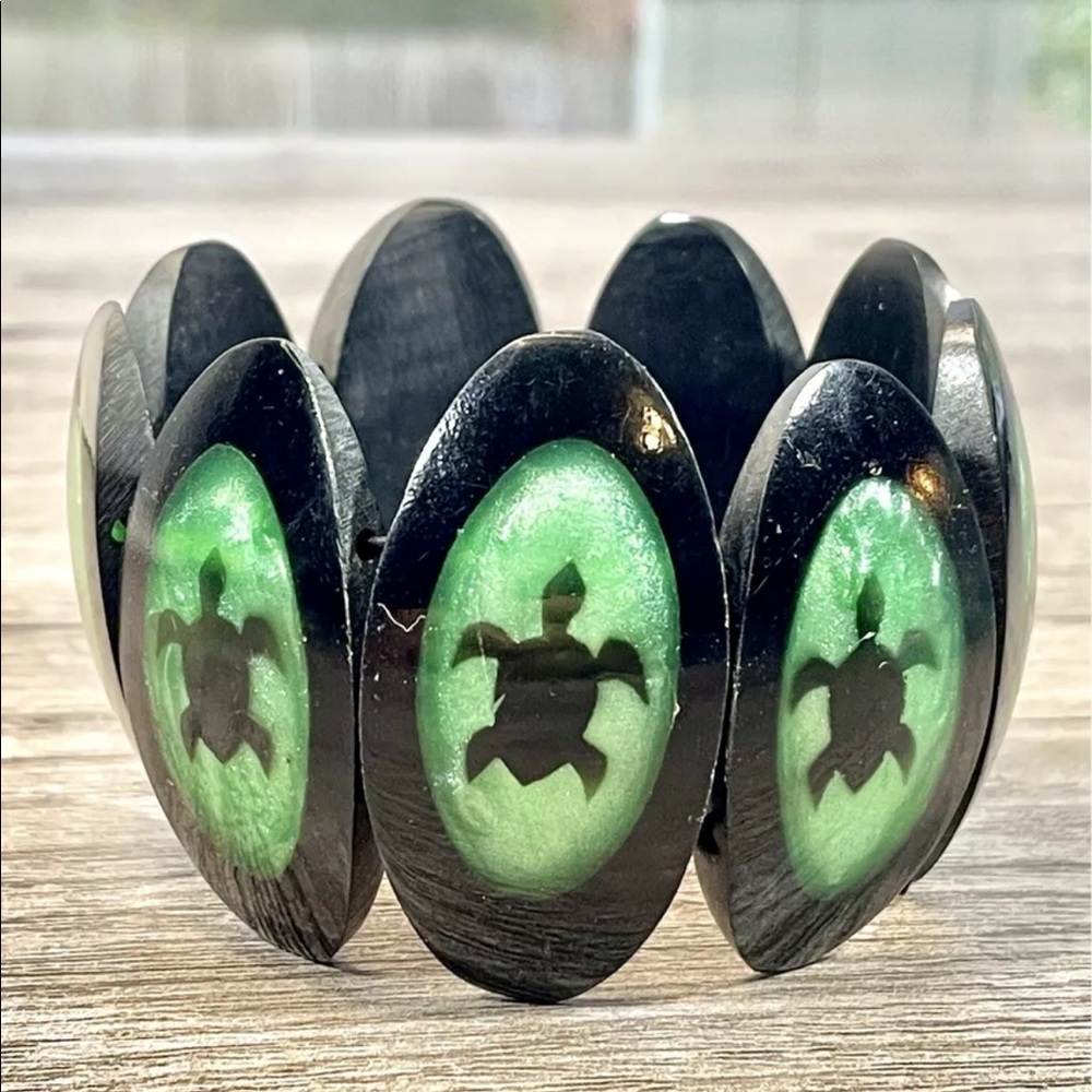 BLACK AQUA SEA TURTLE RESIN BEAD STRETCH BRACELET